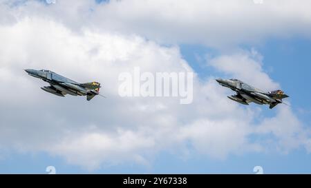 Hellenic Air Force -2 McDonnell Douglas F-4 Phantom II, arrivando alla RAF Fairford, per prendere parte al Royal International Air Tattoo 2024. Foto Stock