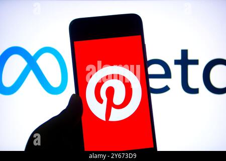 In questa immagine, un logo Pinterest visualizzato su uno smartphone con il logo Meta sullo sfondo. (Foto di Avishek Das / SOPA Images/Sipa USA) *** esclusivamente per notizie editoriali *** Foto Stock
