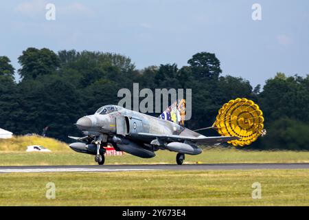 Hellenic Air Force - McDonnell Douglas F-4 Phantom II, schierando il suo scivolo drogue. Foto Stock