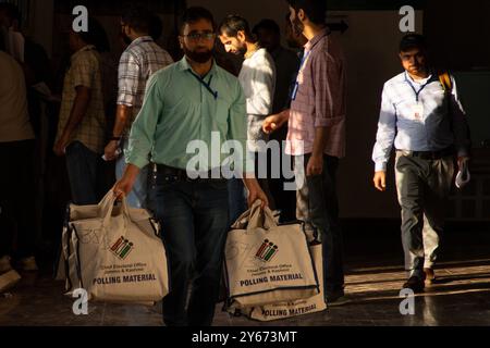 Un funzionario del Kashmiri che trasporta materiale elettorale prima di raccoglierlo da un centro di distribuzione per i rispettivi seggi elettorali prima della seconda fase delle elezioni dell'Assemblea legislativa del Jammu e del Kashmir nella periferia di Srinagar. Queste sono le prime elezioni locali in un decennio e anche per la prima volta da quando nuova Delhi ha spogliato lo status semi-autonomo della regione himalayana nel 2019 e l'ha portata sotto controllo diretto. Quasi nove milioni di persone sono registrate per votare in una regione contesa che è tradizionalmente nota per i boicottaggi per protestare contro il governo indiano. Foto Stock