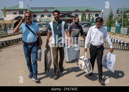 I funzionari elettorali del Kashmir trasportano macchine elettroniche sigillate (EVM) e Voter Verifiable Paper audit Trail (VVVPAT) dopo averle raccolte da un centro di distribuzione mentre partono per i rispettivi seggi prima della seconda fase delle elezioni dell'Assemblea legislativa del Jammu e del Kashmir nella periferia di Srinagar. Queste sono le prime elezioni locali in un decennio e anche per la prima volta da quando nuova Delhi ha spogliato lo status semi-autonomo della regione himalayana nel 2019 e l'ha portata sotto controllo diretto. Quasi nove milioni di persone sono registrate per votare in un dispu Foto Stock