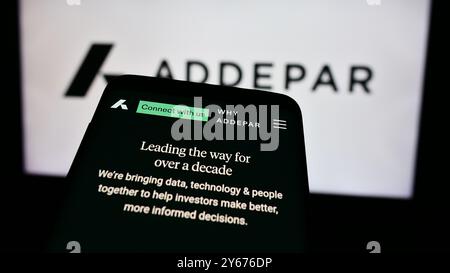 In questa illustrazione fotografica, davanti al logo aziendale viene visualizzato un telefono cellulare con il sito Web della società di software di gestione patrimoniale statunitense Addepar Inc. Foto Stock