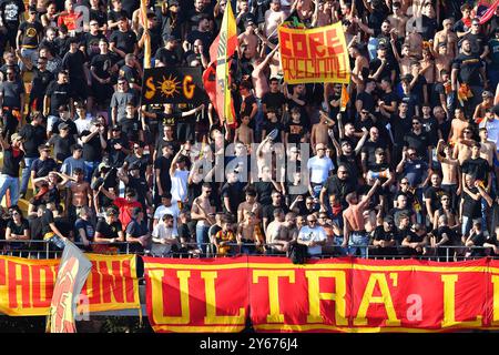 Lecce, Italia. 24 settembre 2024. Tifosi e tifosi del Lecce AMERICANO durante la partita di calcio della Frecciarossa Italian Cup tra US Lecce e US Sassuolo allo Stadio via del Mare di Lecce, Italia, martedì 24 settembre 2024. (Immagine di credito: &#xa9; Giovanni Evangelista/LaPresse) credito: LaPresse/Alamy Live News Foto Stock