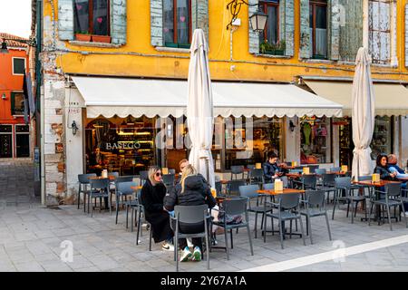 Persone sedute fuori al Basegó un bar e ristorante in via Giuseppe Garibaldi nel Castello sestieri di Venezia Foto Stock