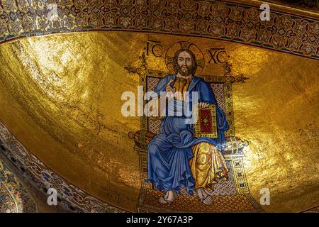 Primo piano di un mosaico di Cristo Pantocratore nella semi-cupola dorata dell'abside all'interno della Basilica di San Marco, Venezia, Italia Foto Stock