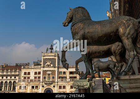 Cavalli di bronzo dorati sul balcone della Basilica di San Marco, repliche dei cavalli originali che sono ora ospitati all'interno della Basilica, Venezia, Italia Foto Stock