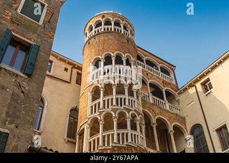 Palazzo Contarini del Bovolo con una scala a chiocciola esterna a più archi nota come Scala Contarini del Bovolo nel sestiere di San Marco di Venezia Foto Stock