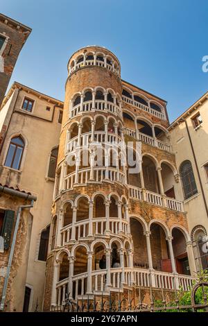 Palazzo Contarini del Bovolo con una scala a chiocciola esterna a più archi nota come Scala Contarini del Bovolo nel sestiere di San Marco di Venezia Foto Stock