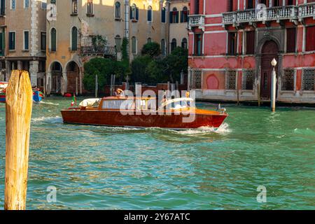 Un taxi d'acqua privato, Motoscafi Venezia, si fa strada lungo il Canal grande a Venezia, Italia Foto Stock