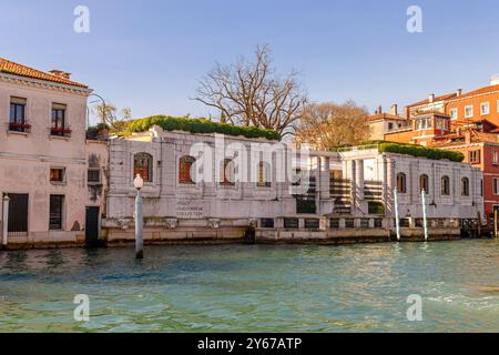 L'esterno del museo Peggy Guggenheim, situato nella ex casa di Peggy Guggenheim, Palazzo Venier dei Leoni, sul Canal grande a Venezia Foto Stock