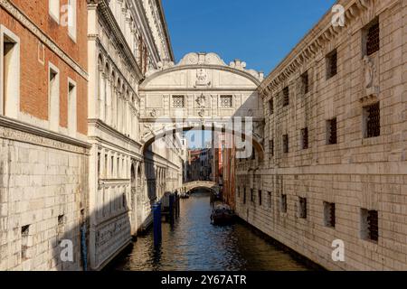 Il Ponte dei Sospiri, un ponte di pietra calcarea bianca che passa sopra il Rio di Palazzo, e collega la prigione al Palazzo Ducale, Venezia, Italia Foto Stock