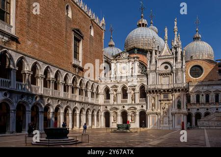 Gli archi e i pilastri dell'ala est del cortile interno del Palazzo Ducale a Venezia, Italia Foto Stock