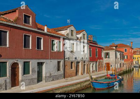 Una barca a motore ormeggiata sul canale accanto alla fondamenta Andrea Navagero sull'isola di Murano, vicino a Venezia Foto Stock