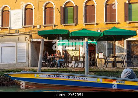 Persone che si godono un drink fuori l'Osteria le Guglie, un piccolo bar e ristorante in fondamenta de Cannaregio nel sestiere Cannaraegio di Venezia, Italia Foto Stock