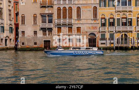 Una nave della polizia che si fa strada lungo il Canal grande a Venezia, in Italia Foto Stock