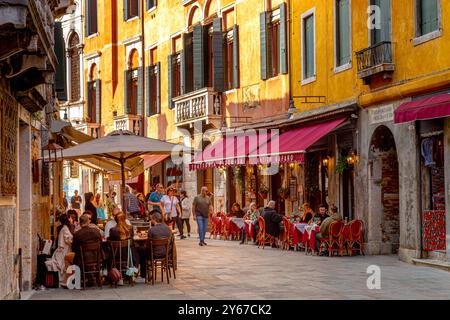 Persone che gustano cibo e bevande sedute fuori dall'Antico Gafaro a Salizada San Pantalon nel sestiere di Santa Croce di Venezia, Italia Foto Stock
