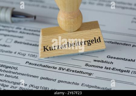 Symbolbild Kurzarbeitergeld: Nahaufnahme eines Stempels auf einem formular der Bundesagentur für Arbeit *** immagine simbolica dell'indennità di lavoro a breve termine primo piano di un timbro su un modulo dell'Agenzia federale per l'impiego Copyright: XUdoxHerrmannx Foto Stock