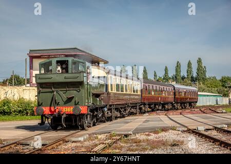 GWR '1366' 0-6-0 No. 1369 si avvicina a Lydney sulla Dean Forest Railway Foto Stock