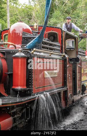 Ffestiniog Railway 'Double Fairlie' 0-4-4-0T No. 12 'David Lloyd George' prende l'acqua alla stazione di Tan-y-Bwlch sulla ferrovia Blaenau Festiniog Foto Stock