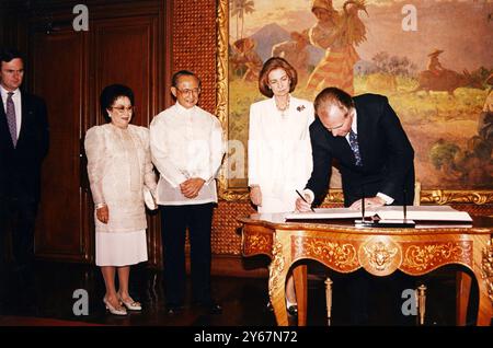 Aprile 1995 Filippine Archivio storico Olycom/LaPresse Juan Carlos Alfonso Víctor María de Borbón y Borbón-Dos Sicilias (Roma, 5 gennaio 1938) è un reale spagnolo, Re di Spagna dal 1975 al 2014, anno della sua abdicazione. Nella foto: Juan Carlos di Spagna e sua moglie Regina Sofia di Grecia in visita in Filippine, il re Juan Carlos firma l'album dei visitatore in presenza del presidente Fidel Ramos nella foto: Juan Carlos di Spagna e sua moglie la regina Sofia di Grecia in visita nelle Filippine, re Juan Carlos firma l'album dei visitatori alla presenza del presidente Fidel Ramos Foto Stock