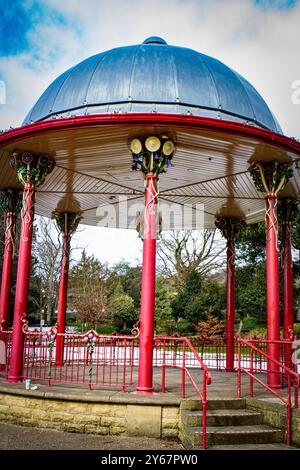 Annidato nel cuore di Roberts Park, questo storico palco di comando è un affascinante ricordo del ricco patrimonio di Saltaire. Foto Stock