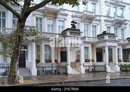 Eleganti appartamenti o case cittadine dipinte di bianco nel centro di Londra Foto Stock