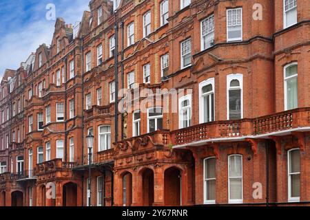 Eleganti vecchi appartamenti o case a schiera nel centro di Londra Foto Stock