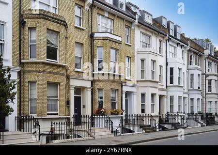 Eleganti vecchi appartamenti o case a schiera nel centro di Londra Foto Stock