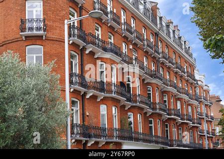 Edificio di appartamenti con ringhiere in ferro battuto nella zona di Chelsea a Londra Foto Stock