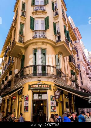 Centro citta' di Malaga, Andalusia, Spagna. Pepa Y Pepe, bar molto popolare, ospitato in un capolavoro architettonico, Foto Stock