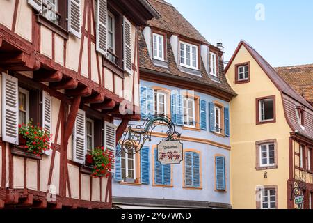 Case colorate e in legno nel pittoresco centro storico di Colmar, Alsazia, Haut-Rhin, Grand Est, Francia, Europa Foto Stock
