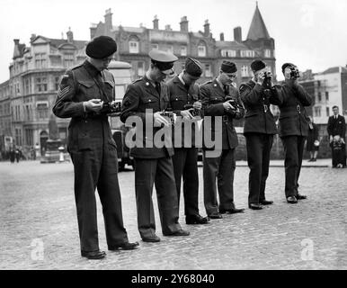 (Da sinistra a destra) Sergente John Monk di Ottawa, Canada ; Caporale Alfred Monikowski di Buffalo, New York, USA ; Sergente - pilota R. Hayward di Auckland, nuova Zelanda e Sergente - pilota D. Jackson di North Canterbury, nuova Zelanda. Scatta fotografie durante un tour panoramico del Castello di Windsor. 18 ottobre 1942 Foto Stock