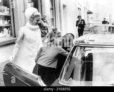 Il barone Heinrich von Thyssen con la sua bella sposa Denise Shorto dopo il loro matrimonio nel municipio di Castagnola. In primo piano c'è Francesca, figlia del barone da un precedente matrimonio. Lugano, Svizzera - 15 dicembre 1967 Foto Stock