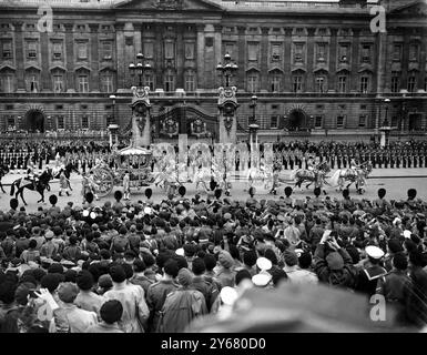 La regina Elisabetta II e il principe Filippo il duca di Edimburgo a bordo del pullman di stato mentre passano davanti al Queen Victoria Memorial fuori Buckingham Palce di fronte alle truppe salutiste e ai sostenitori durante la processione da Buckingham Palace all'Abbazia di Westminster prima dell'incoronazione. La folla enorme guardava e aspettava giorni sotto la pioggia battente per garantire la vista migliore. 2 giugno 1953 Foto Stock