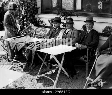 Ad Aix Les Bains, signor Bonar Law con i signori e la signora Rudyard Kiplings 1923 Foto Stock