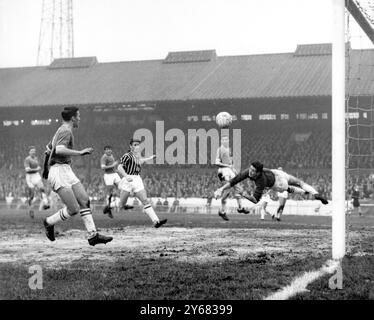 Chelsea contro Manchester City il portiere del Chelsea Peter Bonetti (a destra) si tuffa attraverso la porta per spingere il pallone per un angolo durante la partita allo Stamford Bridge del 19 novembre 1960. Foto Stock