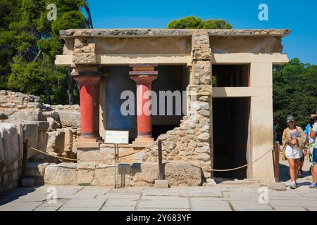 Bacino Lustrale Cnosso Creta, vista delle rovine della struttura nota come bacino Lustrale, situata nell'antico Palazzo minoico di Cnosso, Creta, Foto Stock