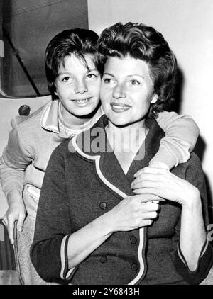 L'attrice cinematografica Rita Hayworth e sua figlia la principessa Yasmin, il cui padre era il compianto ALY Khan, sono mostrate qui a bordo del transatlantico Leonardo da Vinci, il 14 dicembre, prima di partire per la Spagna. La signorina Hayworth sta andando in Europa per iniziare a lavorare sulla professione più antica. Sarà co-protagonista con Rex Harrison nel film, che sarà prodotto da suo marito James Hill. 16 dicembre 1960 Foto Stock