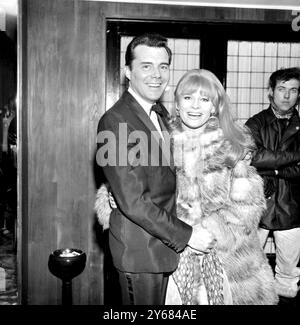 Nella foto dopo il loro arrivo per la cerimonia degli Oscar alla Grosvenor House stasera ci sono l'attore Dirk Bogarde e l'attrice Julie Christie. Julie vince il premio British Film Academy per la migliore attrice britannica per la sua interpretazione in "Darling", e Dirk vince per essere il miglior attore britannico nello stesso film. 23 marzo 1966 Foto Stock