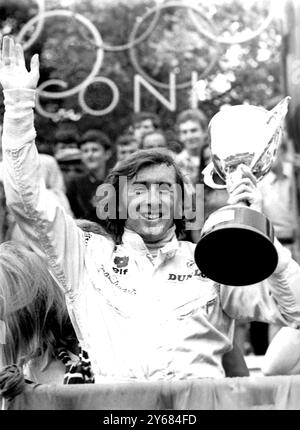 Lo Scot volante, Jackie Stewart, detiene, in alto il suo trofeo, dopo aver vinto qui il 40° Gran Premio d'Italia il 7 settembre. La vittoria di oggi ha dato al 30enne Jackie Stewart il campionato mondiale di guida 1969. La sua Matra-Ford ha coperto la gara di 68 giri di 234 1/2 miglia in un'ora e 39 minuti, 12,2 secondi la sua velocità media era di 141,93 MPH. Il secondo posto è stato l'austriaco Jochen Rindt; il terzo è stato Jean Pierre Beltois di Francia il 9 settembre 1969 Foto Stock