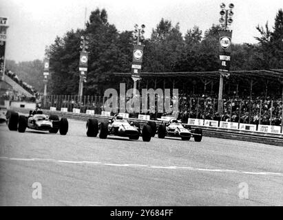 Monza, Italia: Lo scozzese volante Jackie Stewart vince il 40° Gran Premio d'Italia qui 7 settembre e si aggiudica il Campionato del mondo di guida 1969. Stewart è visto (al centro), battendo Jochen Rindt, dell'Austria (a sinistra), e il francese Jean Pierre Beltoise sul finale lin. Pilotando una Matra-Ford, la 30enne scozzese ha percorso 68 giri, 234 1/4 miglia in un'ora, 39 minuti e 12,2 secondi. La sua velocità media era di 141,91 MPH. Rindt ha conquistato il secondo posto, e Beltoise il terzo. 9 settembre 1969 Foto Stock