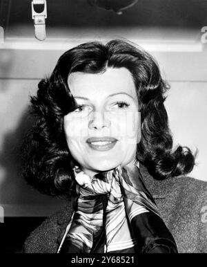 Dopo aver viaggiato in incognito a bordo della Queen Mary, l'attrice statunitense Rita Hayworth lascia il treno in barca alla stazione Saint Lazare di Parigi. È tornata in Europa per vedere i suoi figli, che stanno visitando Ali Khan, padre del bambino più piccolo, Yasmin. 25 gennaio 1956 Foto Stock