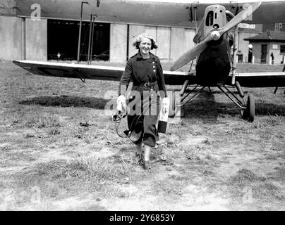 Miss Leslie Hunt di Putney, Londra, una ragazza di sedici anni che vola da quando aveva tredici anni sta completando i preparativi a Croydon per un tentativo di volare in Australia in sette giorni. La sua famiglia sta collaborando per comprarle una macchina per il gatto. La foto mostra la signorina Leslie Hunt nella cabina di pilotaggio del suo aereo a Croydon. 28 giugno 1932 Foto Stock