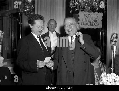 Al pranzo letterario di Foyle tenuto al Dorchester Hotel, William Foyle presentò un assegno di 250 sterline a Dylan Thomas, che egli considerava il miglior poeta del 1952. Il premio è stato assegnato a Syland Thomas 'Collected Poems, 1934-1952, che Mr Foyle considerato il miglior lavoro in un volume di poesia nel 1952. Foto Stock