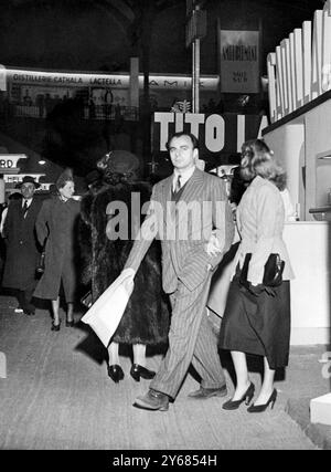 L'attrice cinematografica di Hollywood Rita Hayworth e il principe Ali Khan, figlio dell'Aga Khan, fotografati durante una visita al Salon des Arts Menagers (esposizione della famiglia) di Parigi. 26 febbraio 1949 Foto Stock