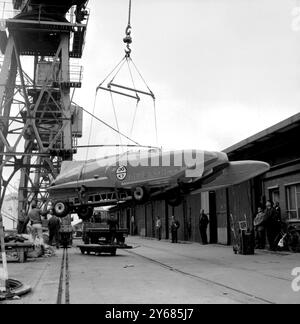 Tilbury, Essex: Il motoscafo da record di Donald Campbell Bluebird è oggi sbarcato a Tilbury, dalla nave cargo Balranald. Bluebird ha 11 anni e ha battuto il record mondiale di velocità sul lago Dumbleyung, Australia Occidentale, il 31 dicembre dello scorso anno con una velocità media di 276,33 KM/H, è lunga 28 piedi e pesa 2 1/4 tonnellate. Ad alta velocità, si alza sugli aerei e su tre piastre di alluminio. 15 luglio 1965. Foto Stock