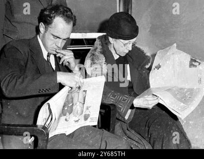 La dottoressa Alice Lindsay Wynekoop e suo figlio Earle Wynekoop partecipano all'inchiesta della signora Rheta Wynekoop a Chicago. 1 dicembre 1933 Foto Stock