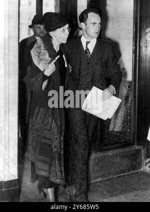 La dottoressa Alice Lindsay Wynekoop e suo figlio Earle Wynekoop partecipano all'inchiesta della signora Rheta Wynekoop a Chicago. 1 dicembre 1933 Foto Stock