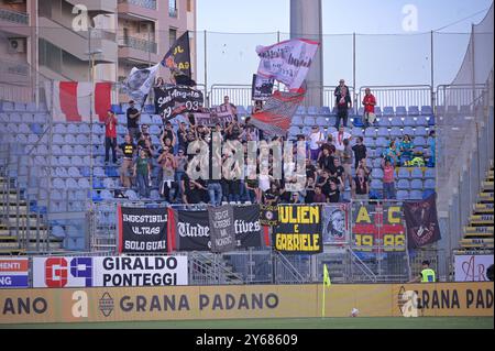 Cagliari, Italia. 24 settembre 2024. Tifosi cremonesi durante la partita di Coppa Italia tra Cagliari calcio e Cremonese all'Unipol Domus di Cagliari, Sardegna - martedì 24 settembre 2024. Sport - calcio (foto di Gianluca Zuddas/Lapresse) credito: LaPresse/Alamy Live News Foto Stock