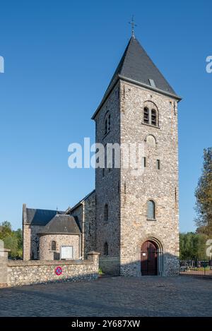 Chiesa romana di San Pietro in catene dell'XI secolo nel villaggio di Wintershoven vicino a Kortessem nella provincia di Limburgo, Belgio Foto Stock